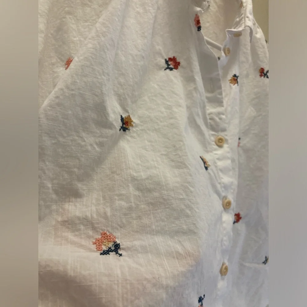 V-Neck Shirt in Cross-Stitch Floral M - Picture 7 of 11